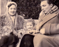 Au jardin des Tuileries 1950, Maurice Bonnet et Michèle - prise de vue Rolleifleix Au jardin des Tuileries 1950, Maurice Bonnet et Michèle - prise de vue Rolleifleix