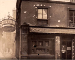 Boutique de Félix Bonnet  pa encore rénovée 92 boulevard de Clichy durant   les années folles Boutique de Félix Bonnet pa encore rénovée 92 boulevard de Clichy durant les années folles