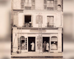 Boutique de Félix Bonnet  rénovée 92 boulevard de Clichy durant   les années folles Boutique de Félix Bonnet rénovée 92 boulevard de Clichy durant les années folles