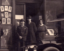 Boutique de Félix Bonnet  pa encore rénovée 92 boulevard de Clichy durant   les années folles Boutique de Félix Bonnet pa encore rénovée 92 boulevard de Clichy durant les années folles